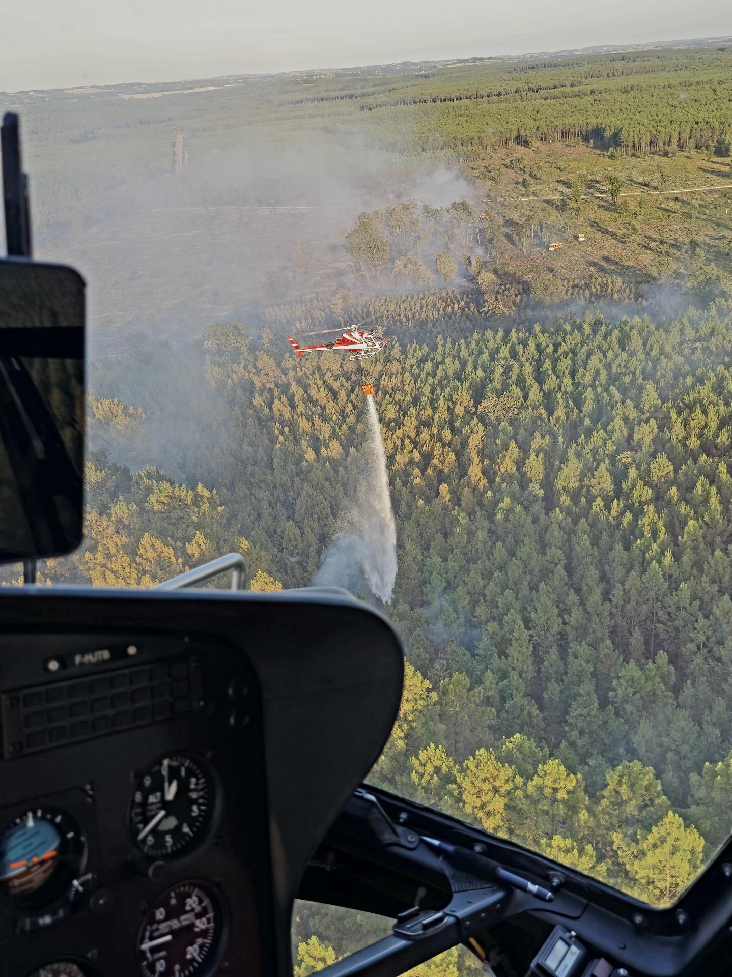 hélicoptère-bombardier-d'eau-HBE-feu-forêt-protection